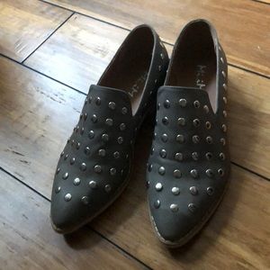Flats, gray with studs